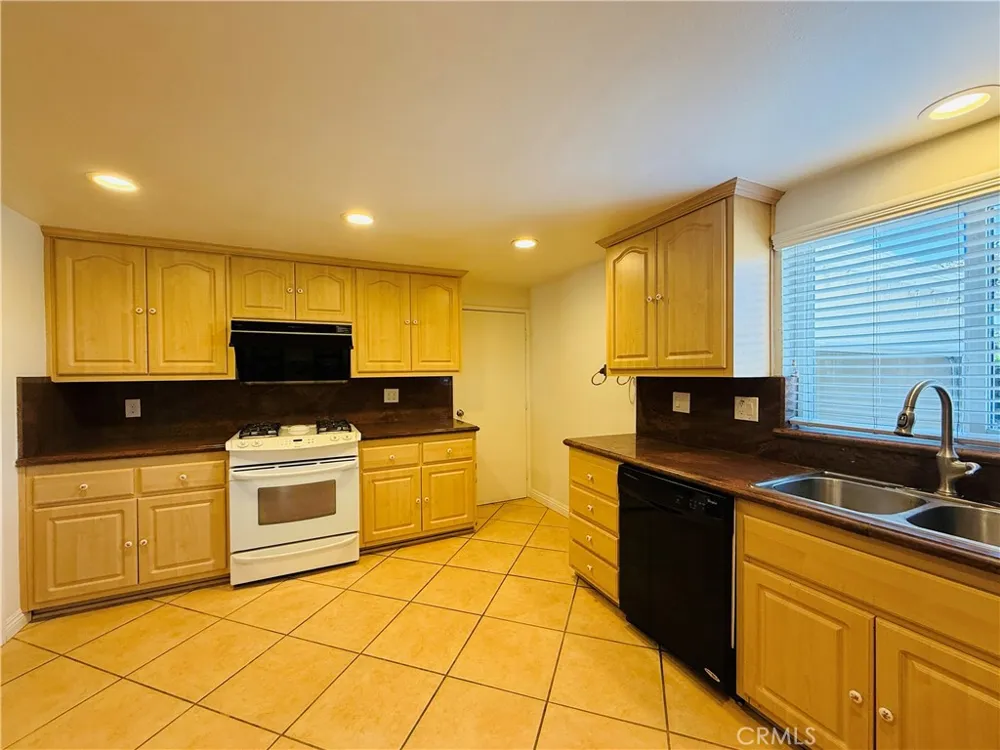1525 W Houston Avenue Fullerton, CA 92833