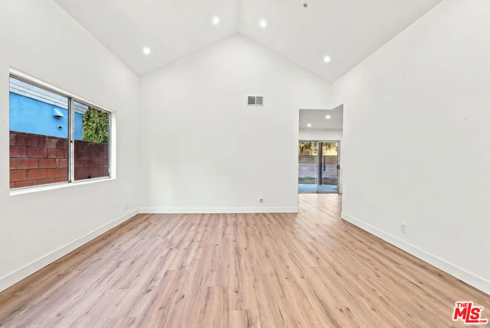9400 Aqueduct Avenue Los Angeles, CA 91343