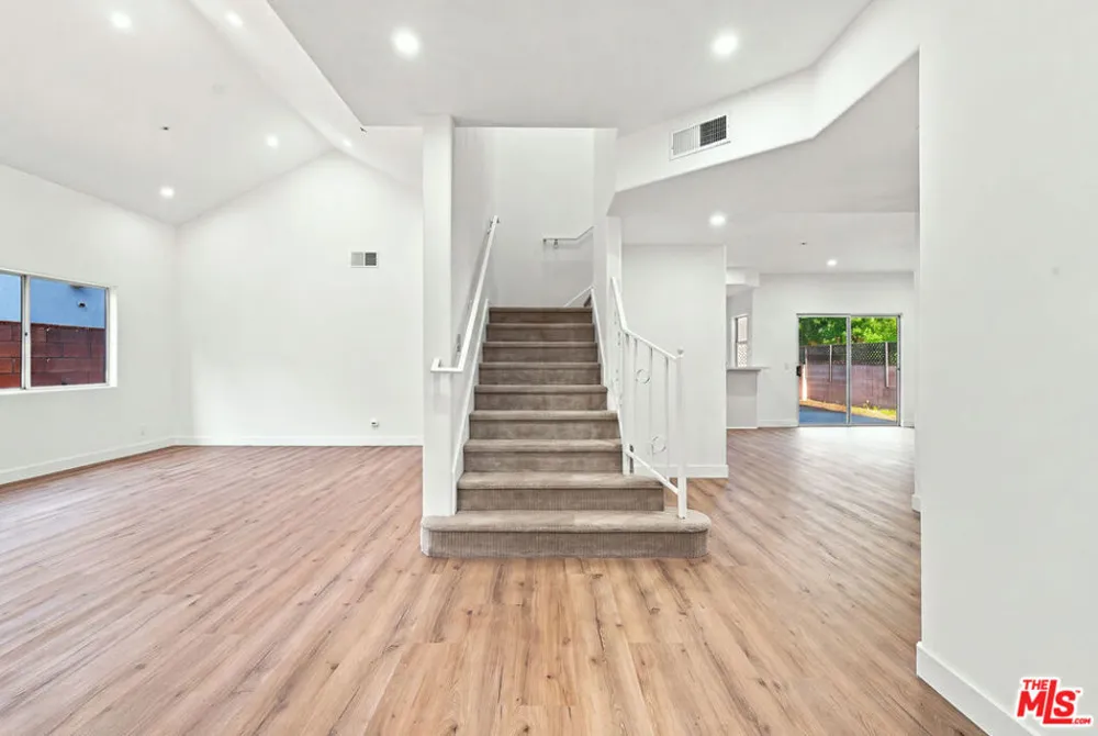 9400 Aqueduct Avenue Los Angeles, CA 91343
