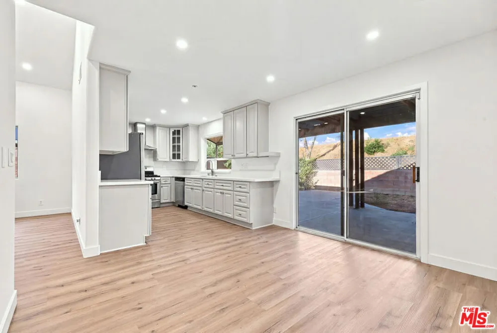 9400 Aqueduct Avenue Los Angeles, CA 91343