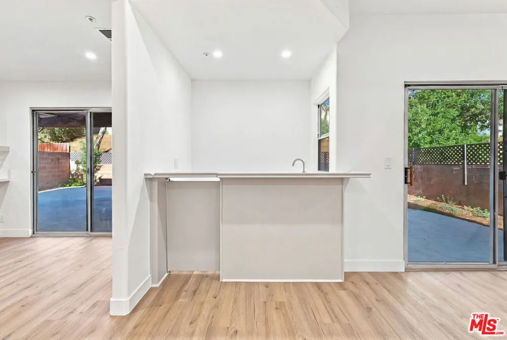 9400 Aqueduct Avenue Los Angeles, CA 91343