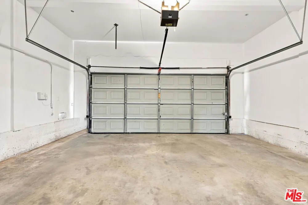 9400 Aqueduct Avenue Los Angeles, CA 91343