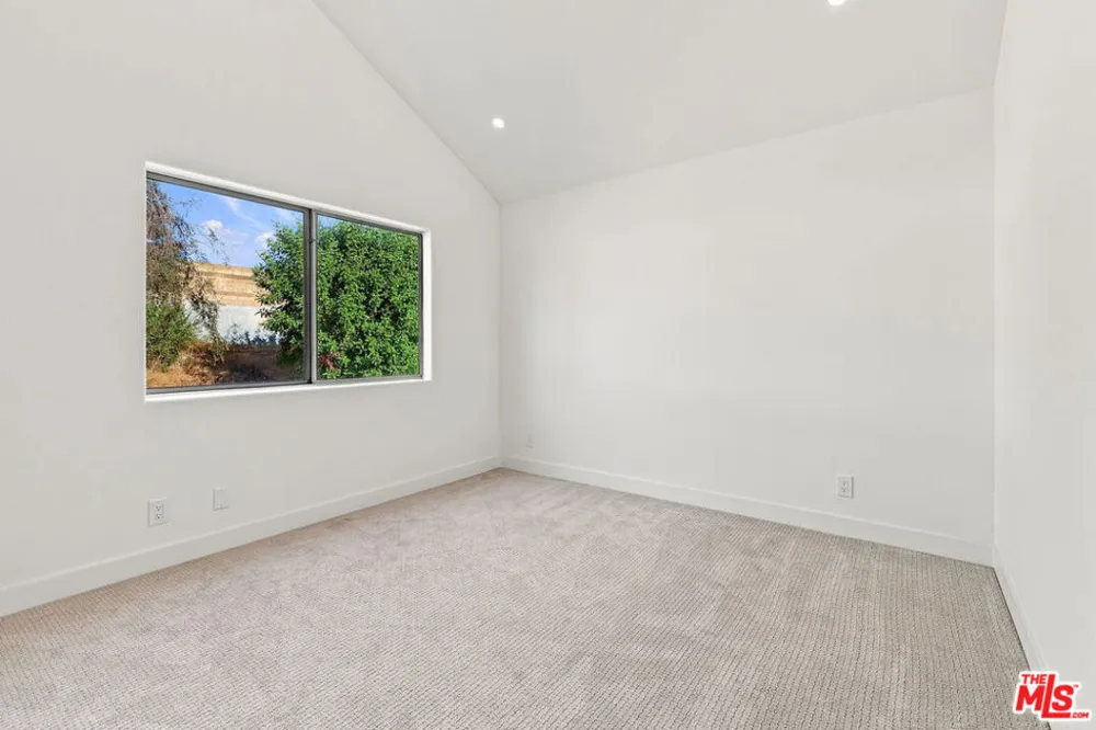 9400 Aqueduct Avenue Los Angeles, CA 91343