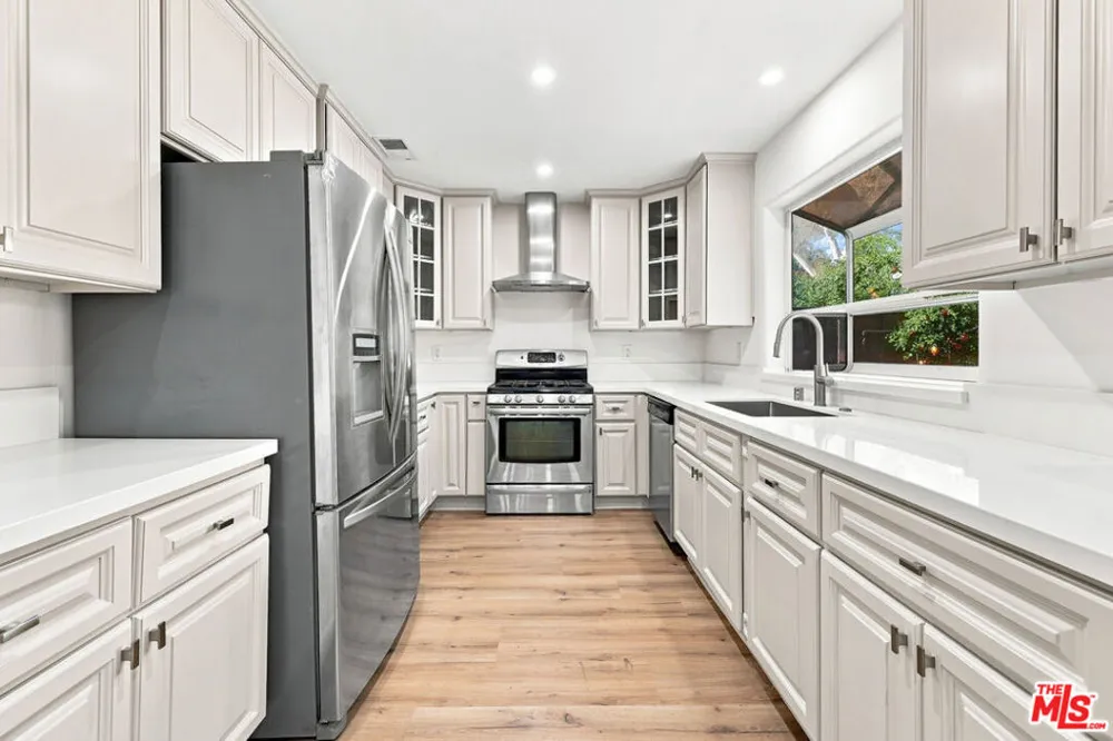 9400 Aqueduct Avenue Los Angeles, CA 91343