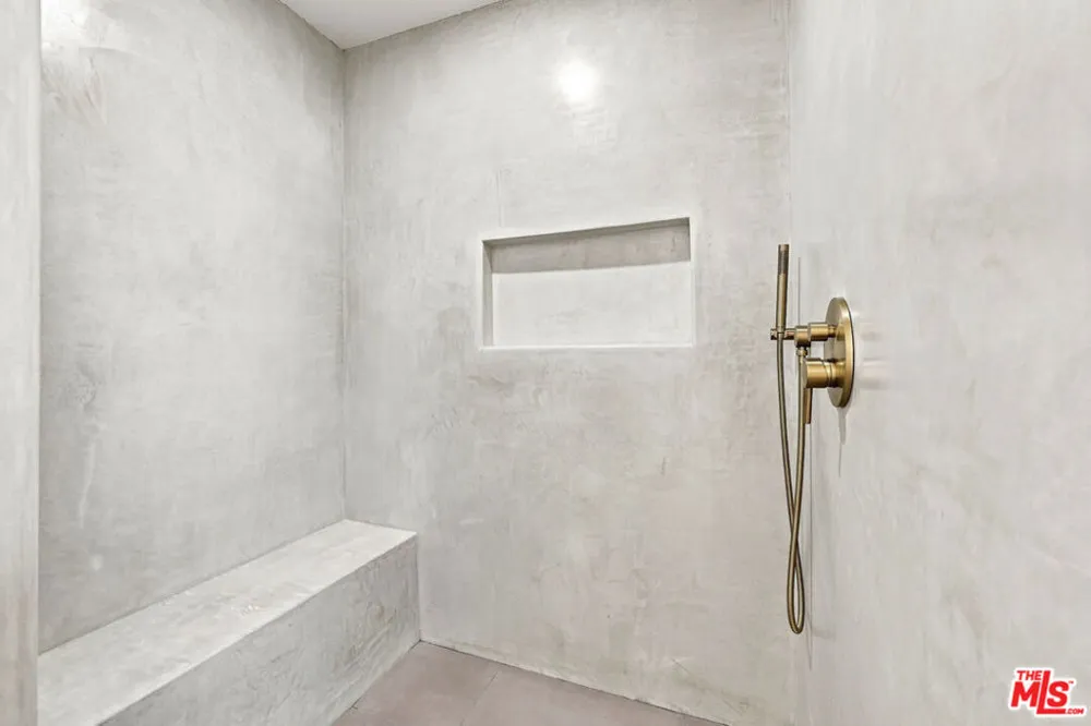 9400 Aqueduct Avenue Los Angeles, CA 91343