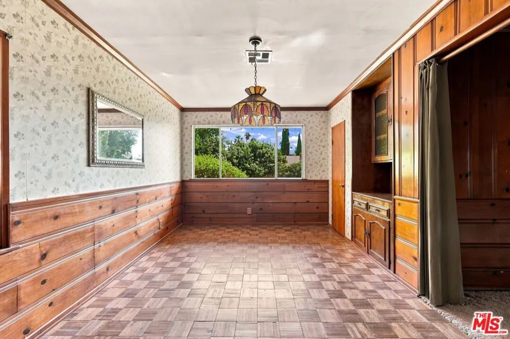 15954 Gault Street Lake Balboa, CA 91406