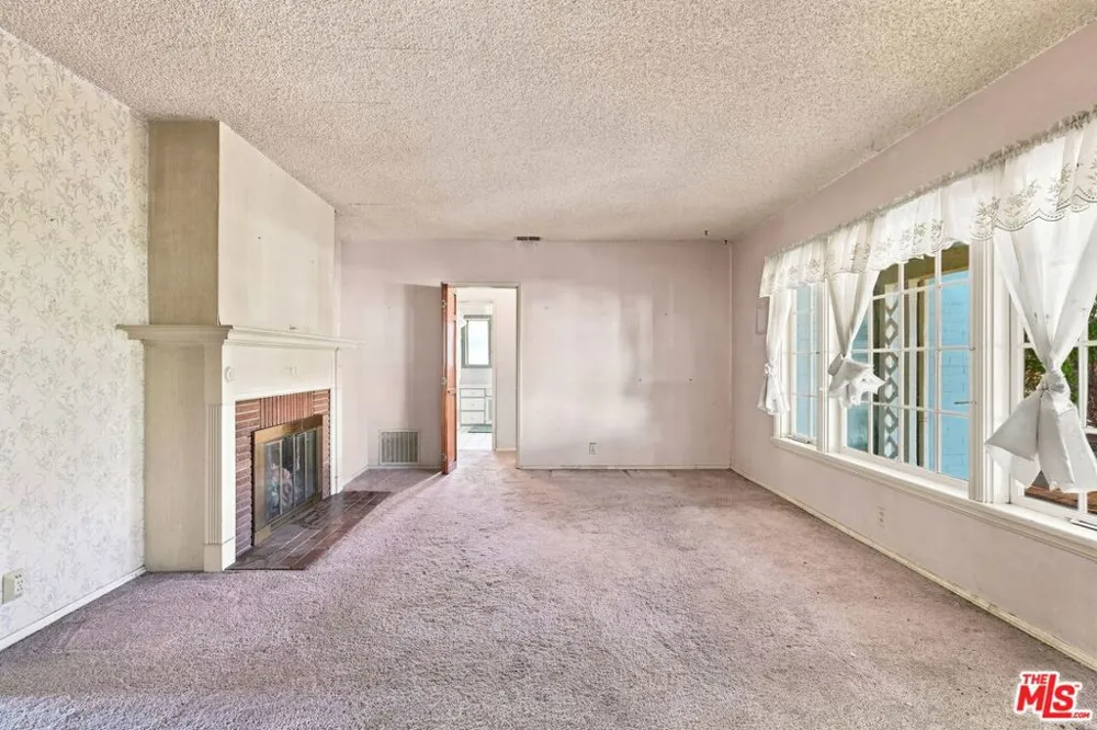 15954 Gault Street Lake Balboa, CA 91406