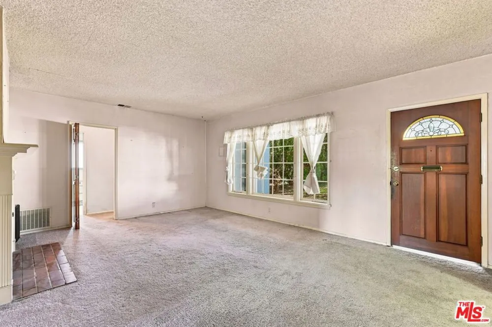 15954 Gault Street Lake Balboa, CA 91406
