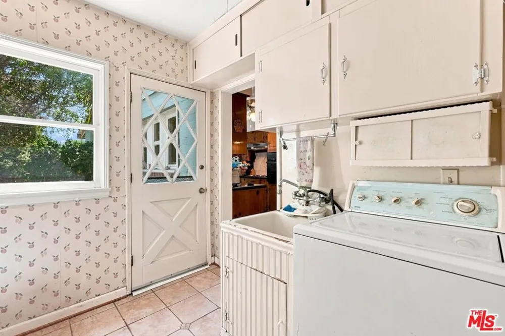 15954 Gault Street Lake Balboa, CA 91406