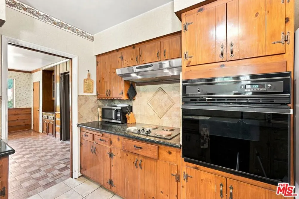 15954 Gault Street Lake Balboa, CA 91406