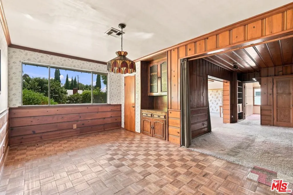 15954 Gault Street Lake Balboa, CA 91406