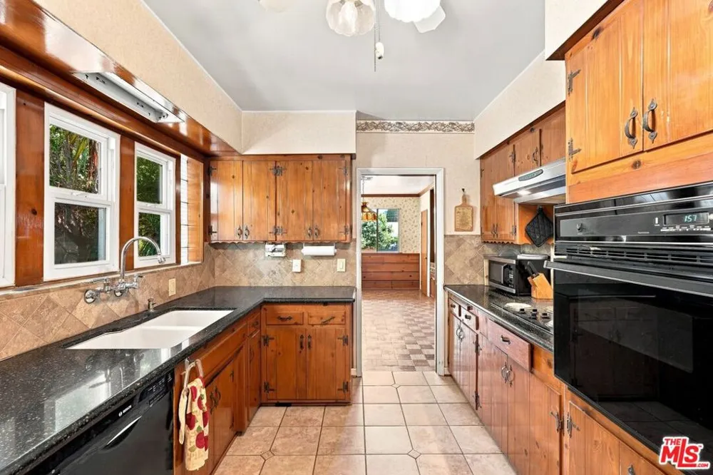 15954 Gault Street Lake Balboa, CA 91406