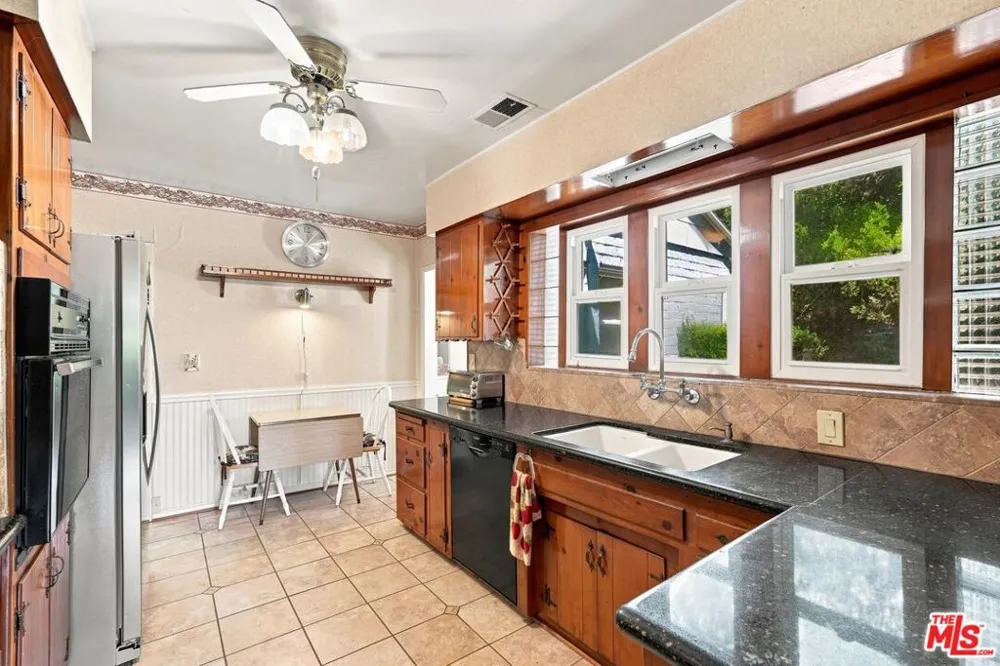 15954 Gault Street Lake Balboa, CA 91406