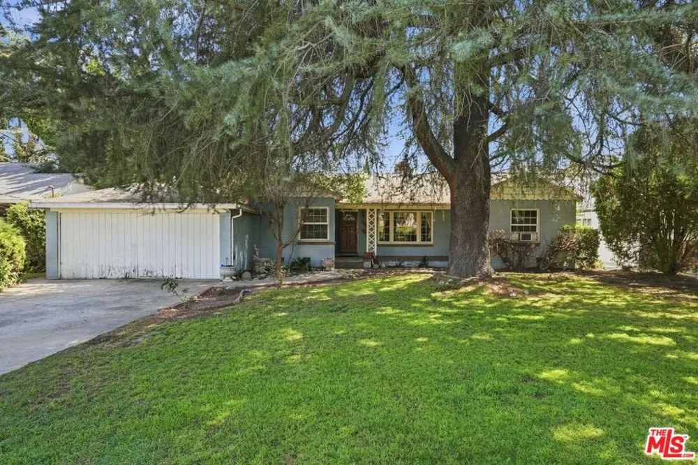 15954 Gault Street Lake Balboa, CA 91406