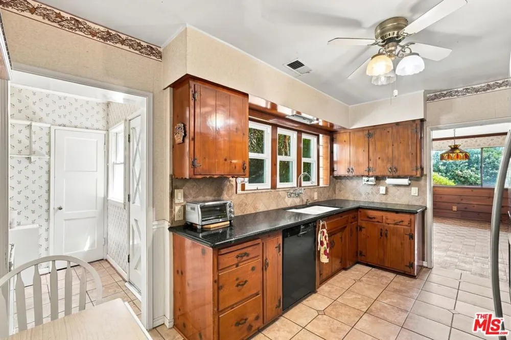15954 Gault Street Lake Balboa, CA 91406