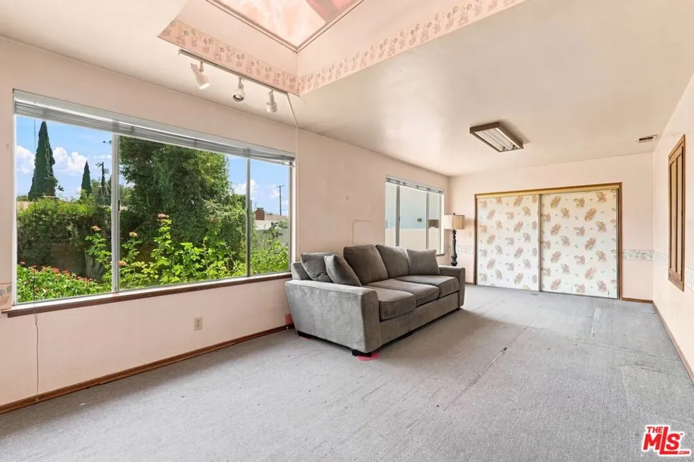 15954 Gault Street Lake Balboa, CA 91406