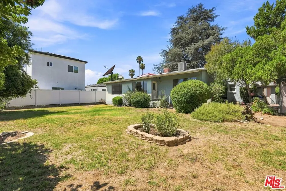 15954 Gault Street Lake Balboa, CA 91406