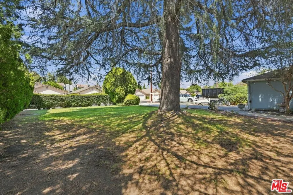 15954 Gault Street Lake Balboa, CA 91406