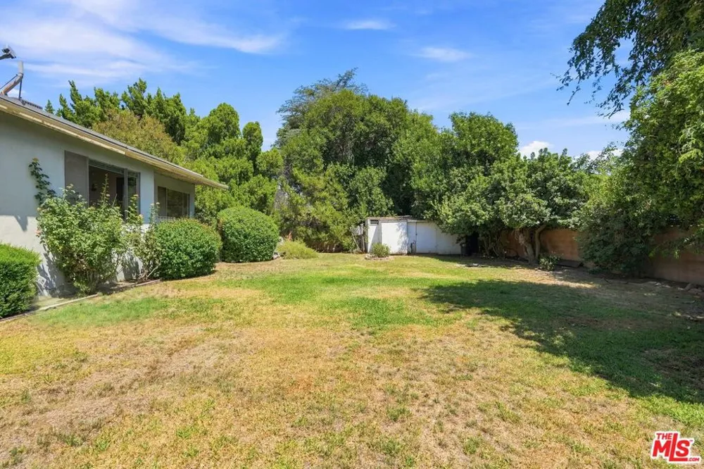 15954 Gault Street Lake Balboa, CA 91406