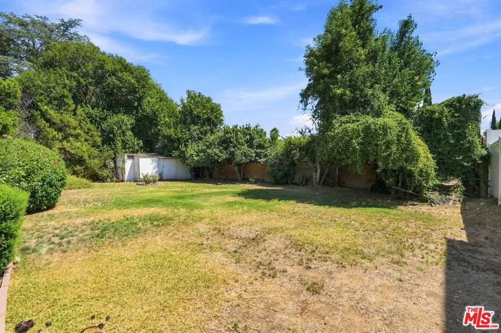 15954 Gault Street Lake Balboa, CA 91406