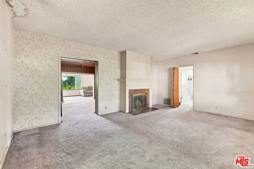 15954 Gault Street Lake Balboa, CA 91406