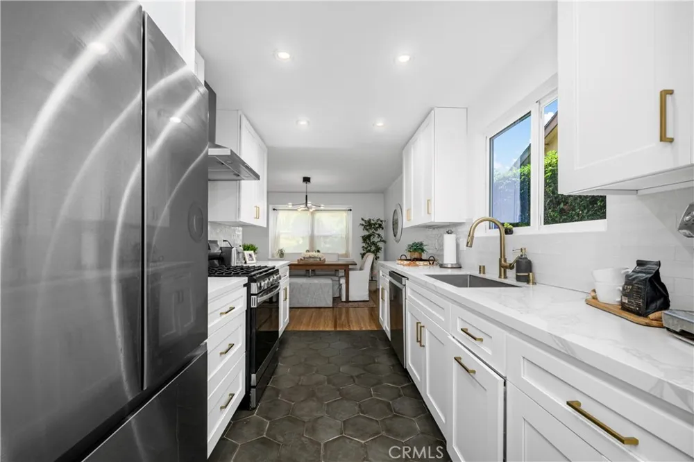 3461 Marna Avenue Long Beach, CA 90808