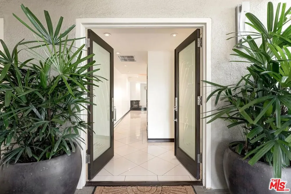 801 Ocean Avenue #206 Santa Monica, CA 90403