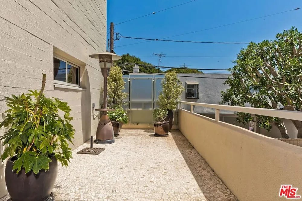 801 Ocean Avenue #206 Santa Monica, CA 90403
