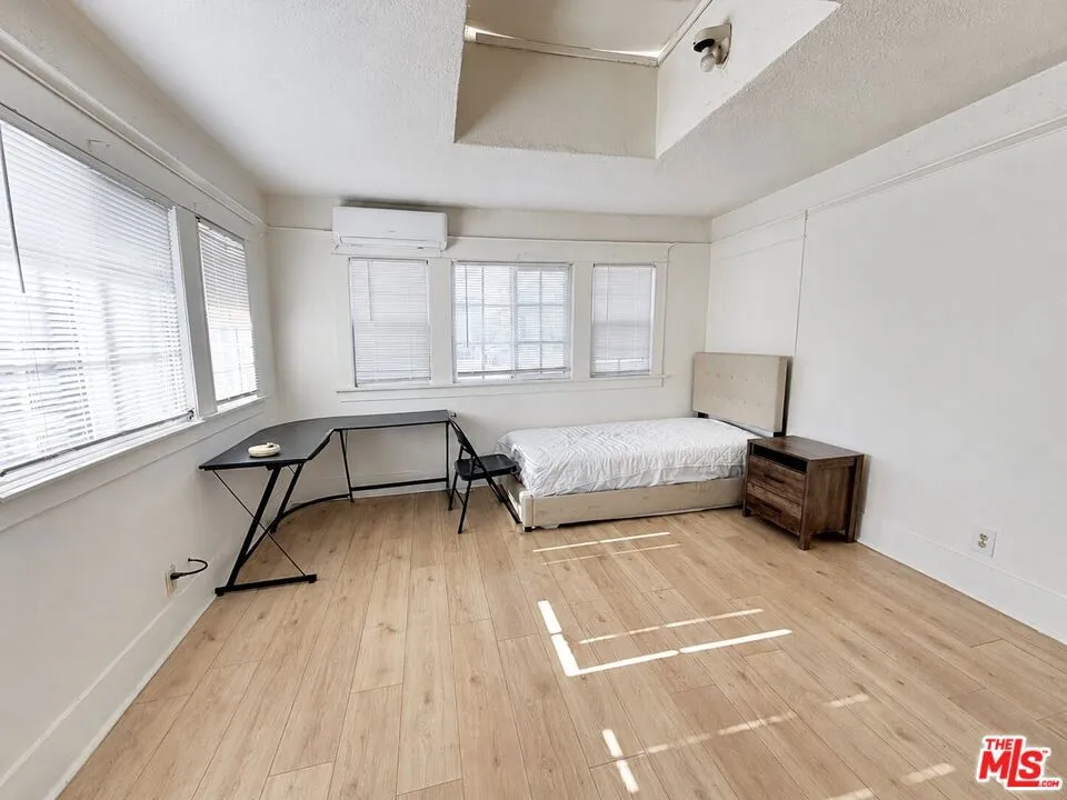 1188 W 37th Drive Los Angeles, CA 90007