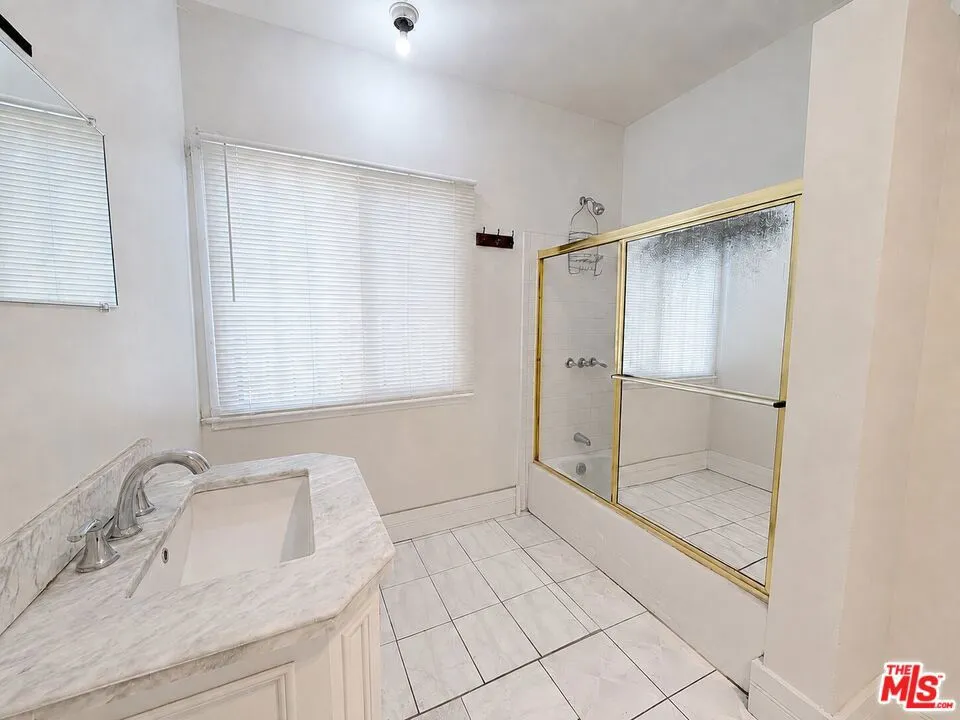 1188 W 37th Drive Los Angeles, CA 90007