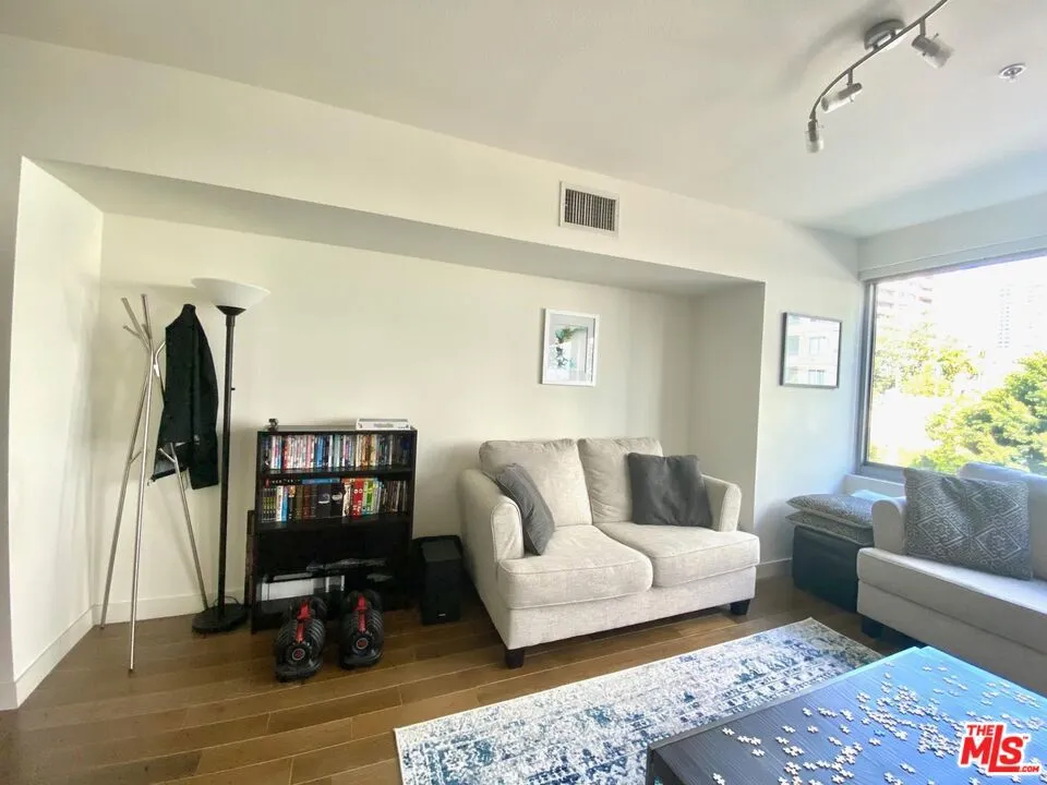 901 S FLOWER STREET #306 Los Angeles, CA 90015