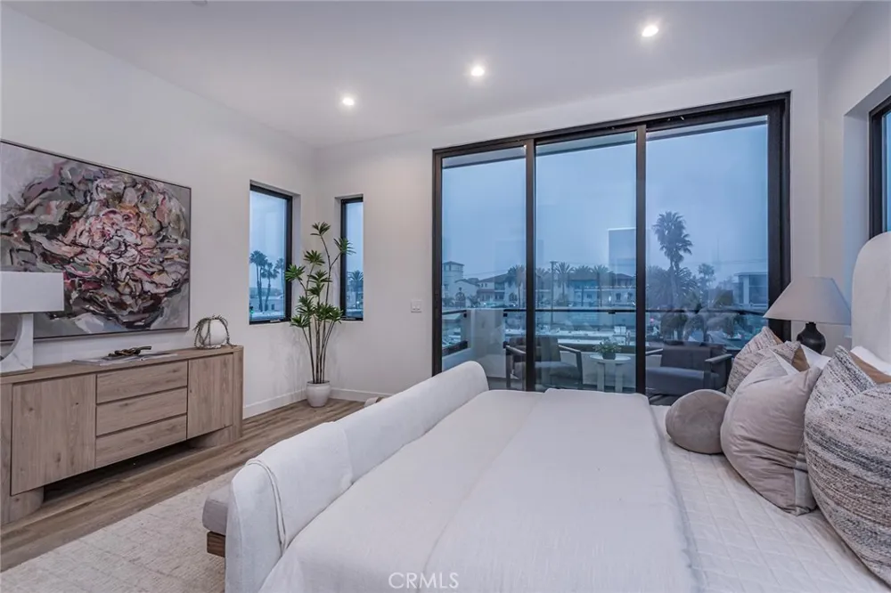 328 3rd Street Huntington Beach, CA 92648
