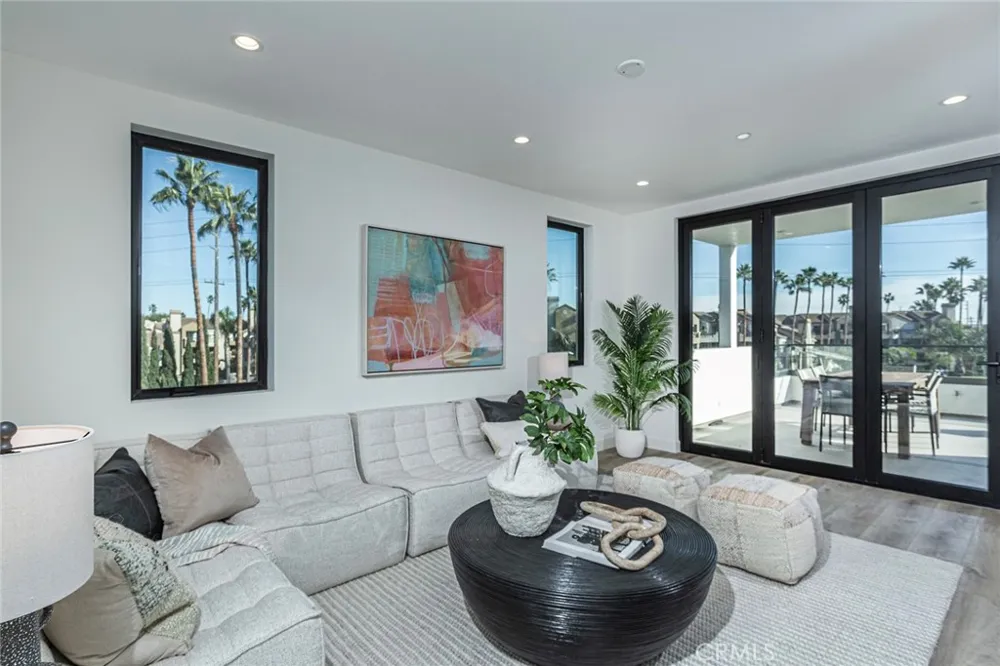 328 3rd Street Huntington Beach, CA 92648