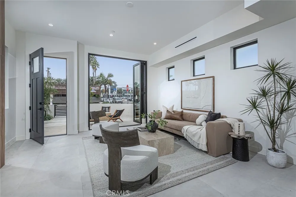 328 3rd Street Huntington Beach, CA 92648