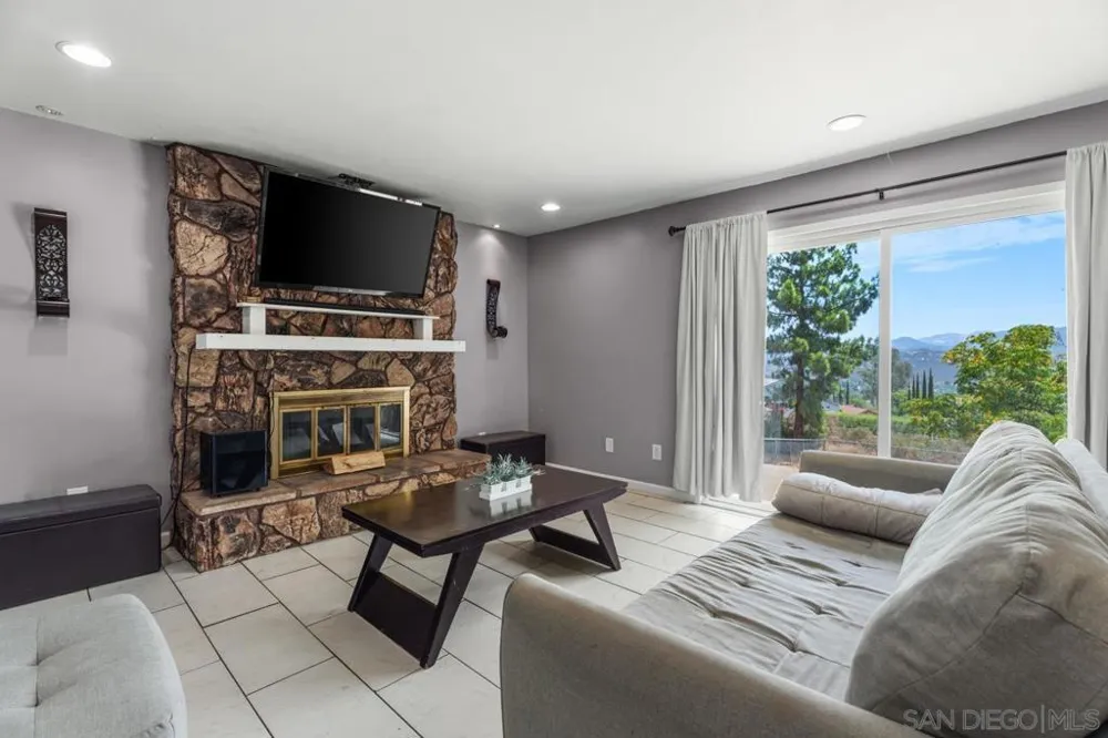 24381 Rutherford Ramona, CA 92065