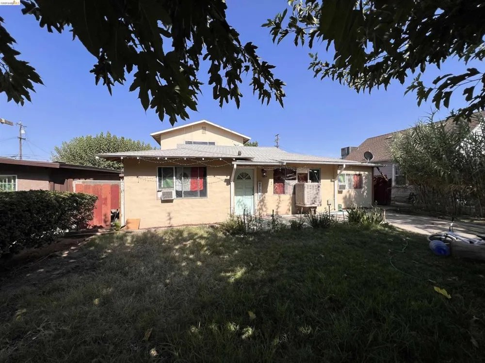 817 Sierra St Madera, CA 93638