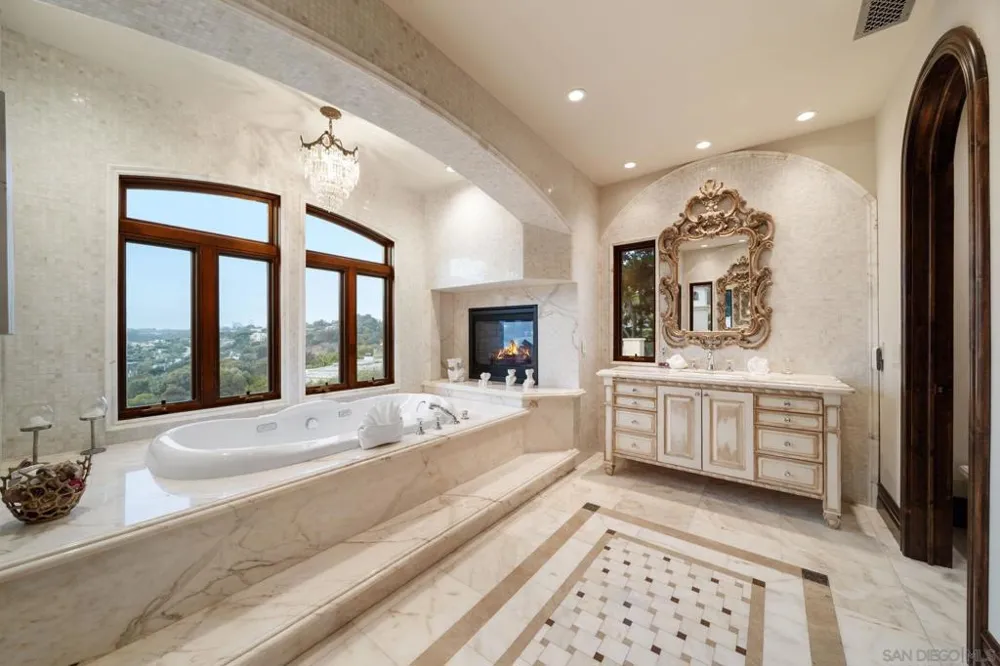 7853 Via Capri La Jolla, CA 92037