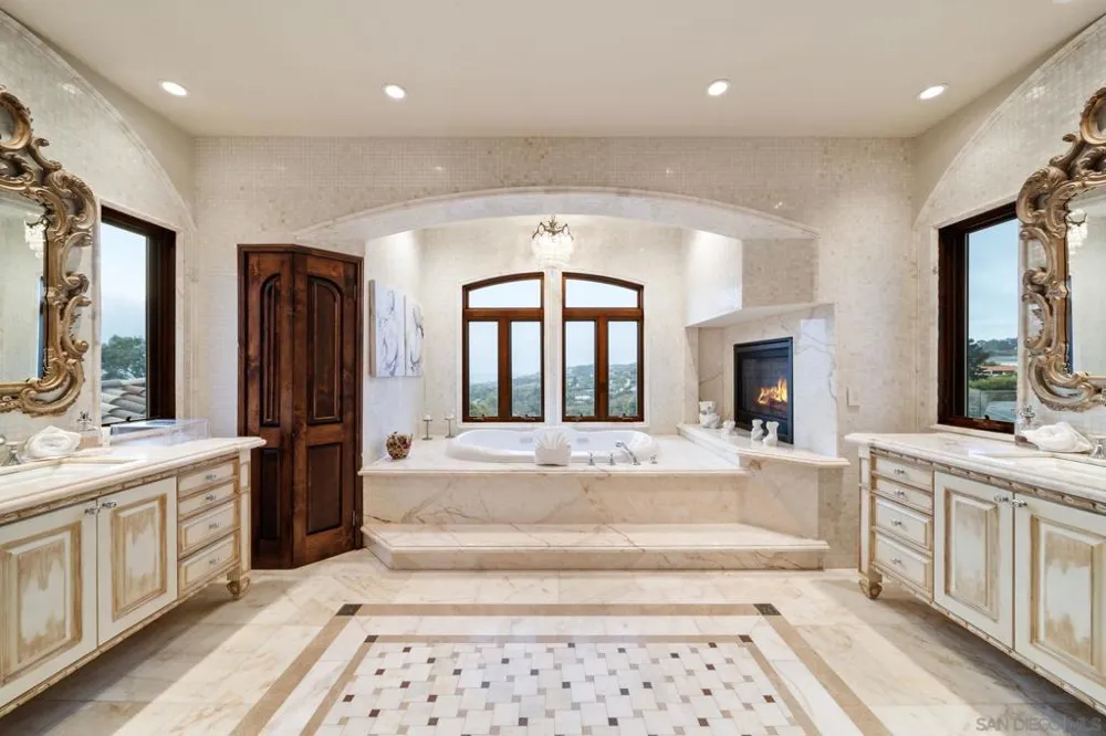 7853 Via Capri La Jolla, CA 92037