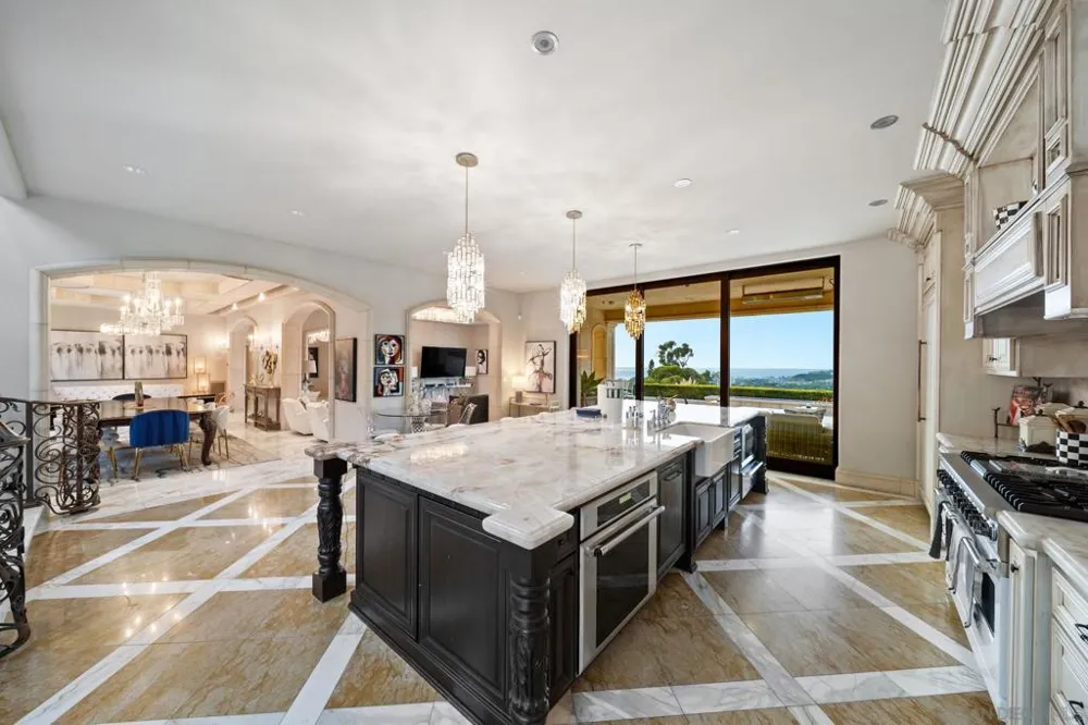 7853 Via Capri La Jolla, CA 92037