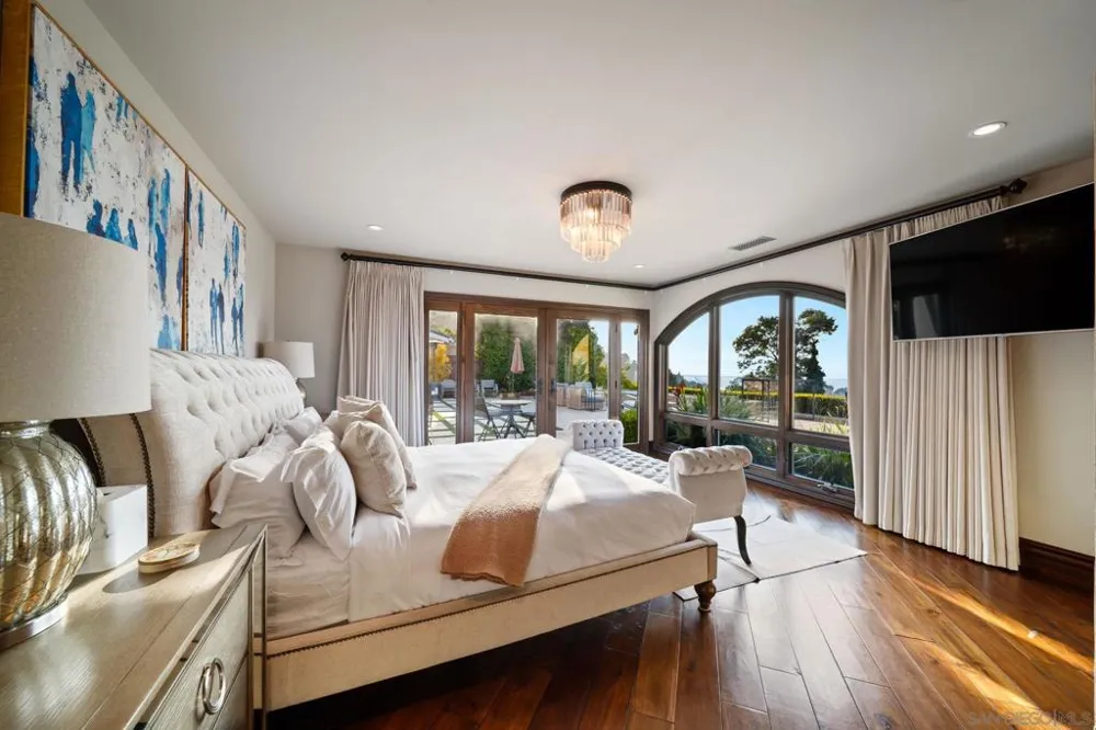 7853 Via Capri La Jolla, CA 92037