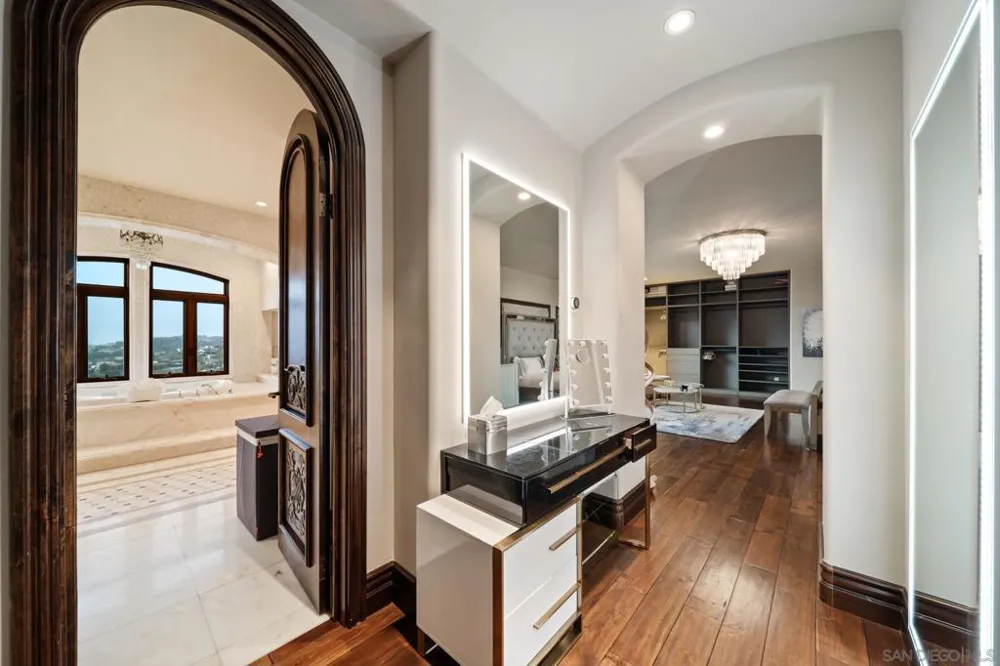 7853 Via Capri La Jolla, CA 92037