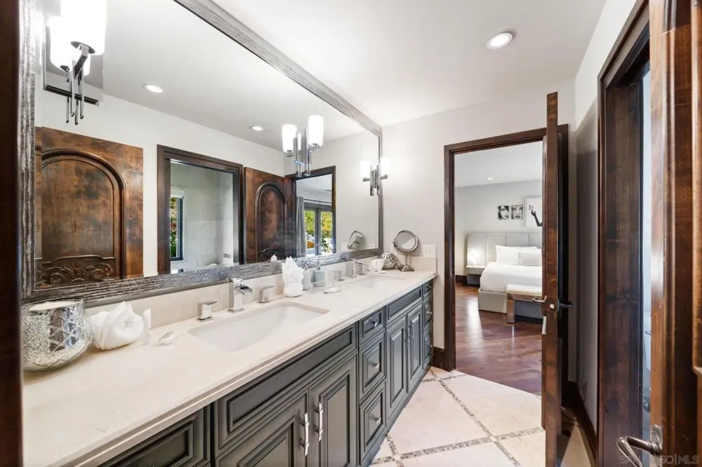 7853 Via Capri La Jolla, CA 92037