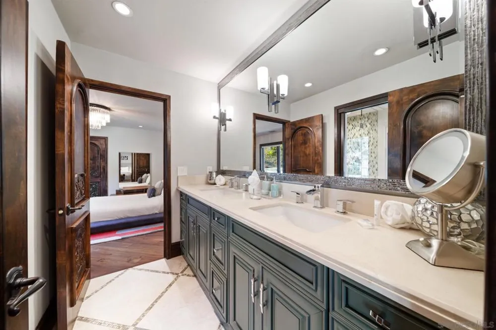 7853 Via Capri La Jolla, CA 92037