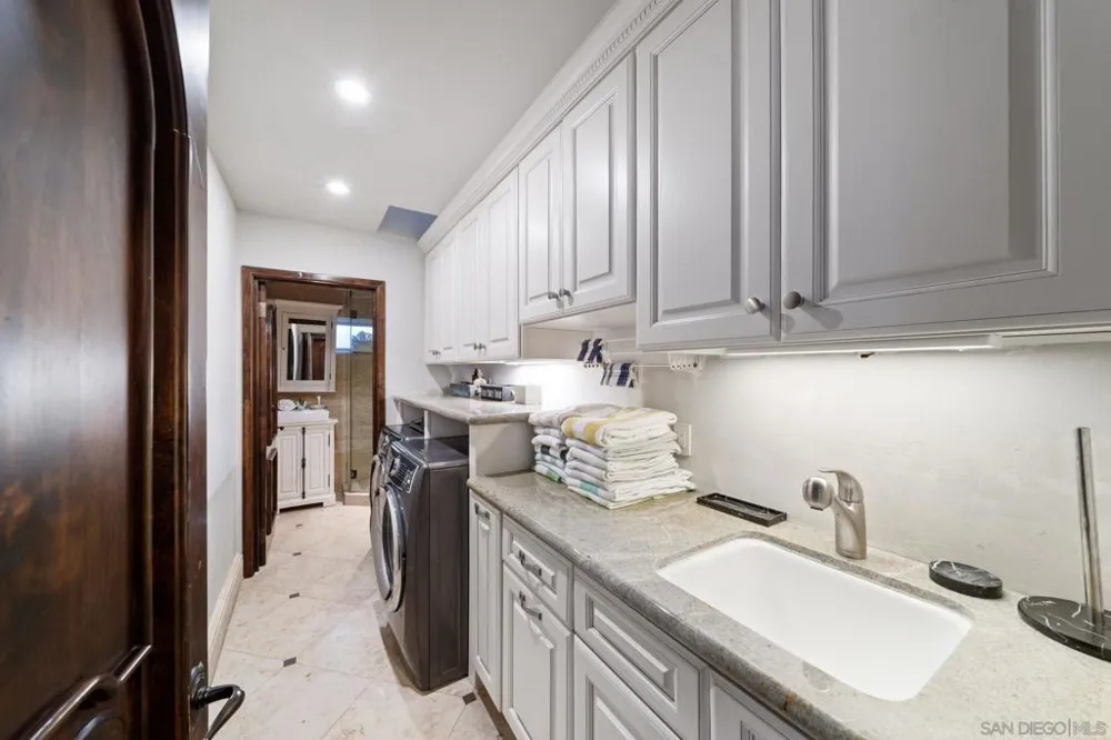 7853 Via Capri La Jolla, CA 92037