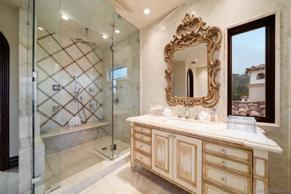7853 Via Capri La Jolla, CA 92037
