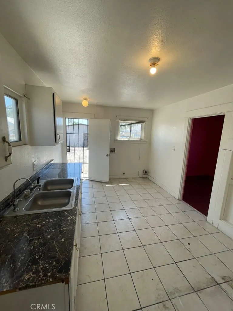 530 W Poplar Compton, CA 90220