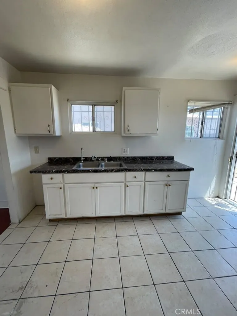 530 W Poplar Compton, CA 90220