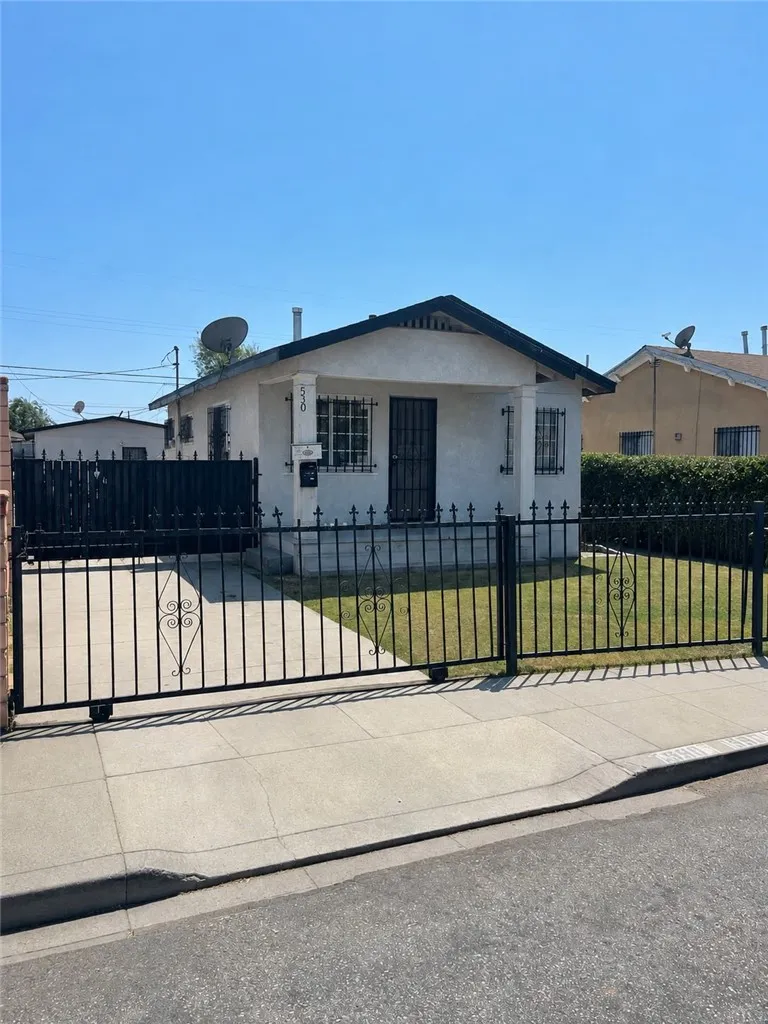 530 W Poplar Compton, CA 90220