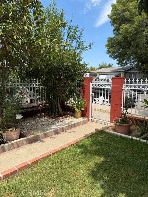 14800 Lanark Panorama City, CA 91402