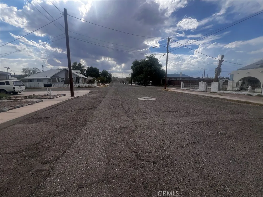 119 Walnut Needles, CA 92363